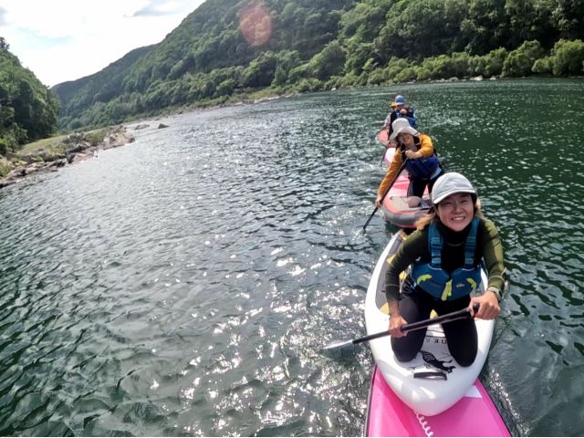 初心者子供もOK！川をぷかぷか浮いて楽しむ！四万十川 SUP半日体験ツアー【午前8：50集合】≪高知・四万十川≫　四万十川 SUP -半日サップ体験-