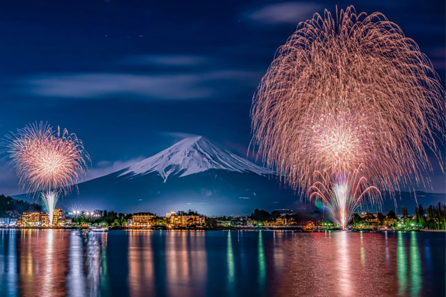 【新宿発】冬の澄んだ夜空に輝く「河口湖冬花火」！！　いちごスイーツ＆日帰り温泉入浴でほっこり、人気の野菜詰め放題も満喫♪　日帰りバスツアー