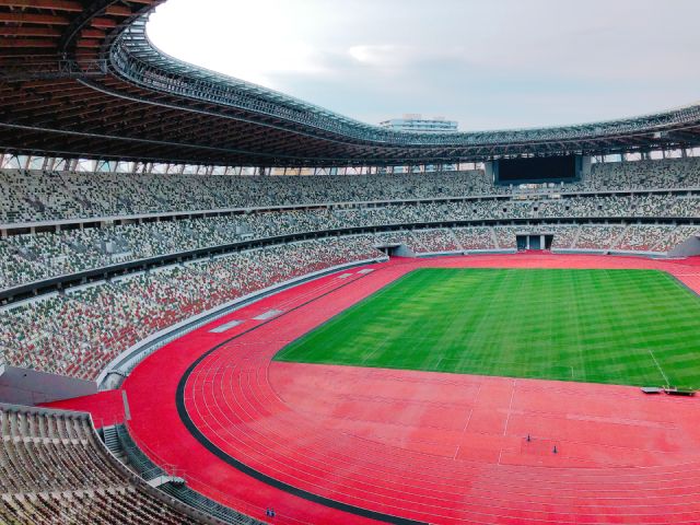 サインウォールや通常非公開のロッカールームなども公開！国立競技場特別スタジアムツアー＆秋のバラ観賞と豊洲 千客万来にてお買い物バスツアー【027027－864】