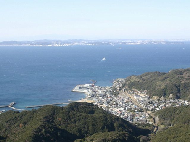 亀山湖紅葉狩りクルーズと鋸山散策バスツアー ～海の見えるレストランにて海鮮丼のお食事付～【027027-823】