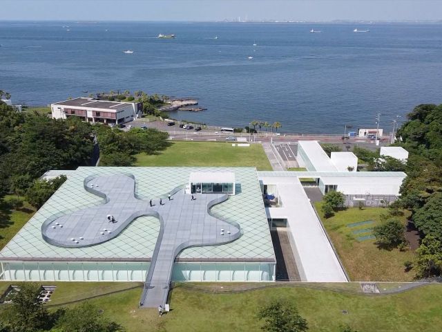 海が見える絶景の「横須賀美術館」＆ ポートマーケットでお買い物・くりはま花の国バスツアー　～「うな丼」または「マグロ漬け丼」の選べるご昼食～【027027‐902】