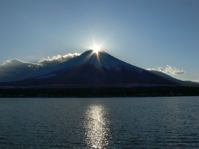 紅葉に染まる「河口湖もみじ回廊」＆ 山中湖ダイヤモンド富士鑑賞！道の駅でお買い物バスツアー　～名物ほうとうのご昼食付き～【027027‐897】