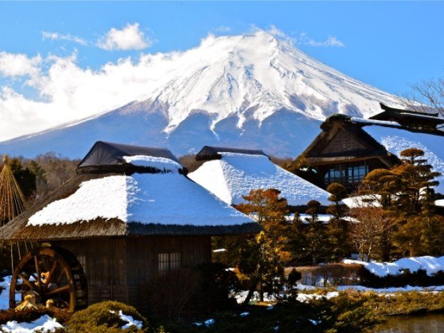 外国人にも大人気！冬景色の忍野八海と期間限定「西湖こおりまつり」観賞バスツアー～山梨名物あったかほうとう鍋の昼食付～【027027-1046】