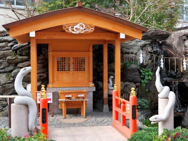 今年だから行きたい大人気スポット！「東京の白蛇様　蛇窪神社」へ ♪浅草＆お台場＆隅田川千本桜クルーズバスツアー【027027‐1162】