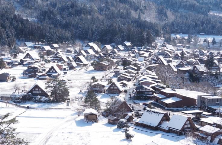 世界遺産合掌造りの集落が並ぶ「白川郷」へ行こう＆高山の古い町並みの自由散策と食べ歩きでお楽しみ！