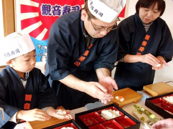 伊豆の新鮮な海鮮魚を自分で握って食べる本格的なにぎり寿司体験！＜10貫コース＞