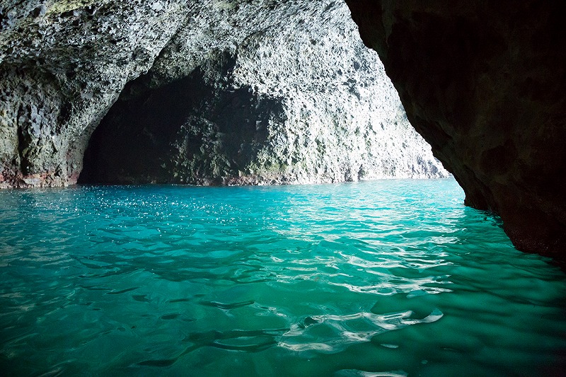 ボートで行く！小樽で青の洞窟体験クルージング！