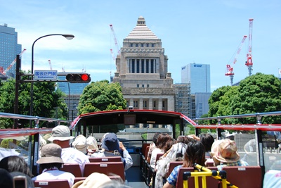 Tokyo sightseeing in an open double decker bus! Visit the Imperial Palace, Ginza, and Marunouchi on the Sky Bus course (50 minutes)