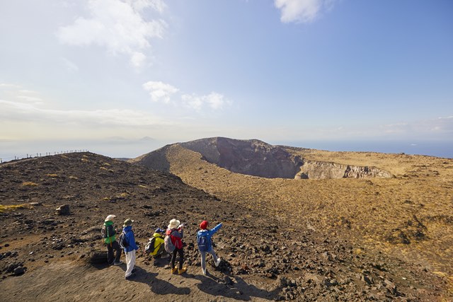 【東京の宝島・伊豆大島】三原山ハイキング＆絶景温泉【添乗員付き：三原山お鉢まわりコース】