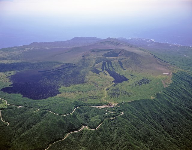 【東京の宝島・伊豆大島】三原山フリーハイキングコース【食事・温泉・バス１日乗車券付き】