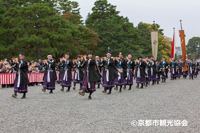 【JR京都駅集合】ガイド解説付！観覧席で見る「時代祭」時代風俗行列と鮨処 すさび湯にてにぎり寿司と天ぷらのご昼食