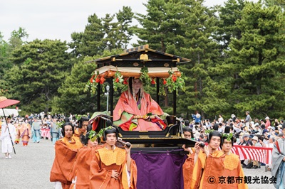 【JR京都駅集合】ガイド解説付！観覧席で見る「葵祭」行列「路頭の儀」と京の奥座敷・高雄川床料理で贅沢舌鼓